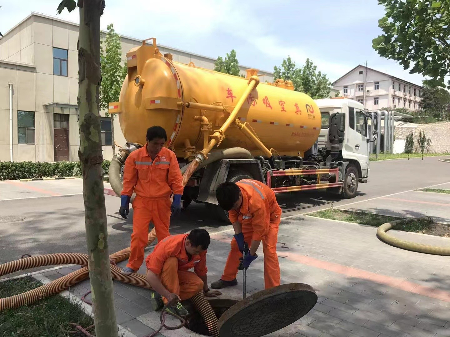 金湾管道疏通车停在窨井附近