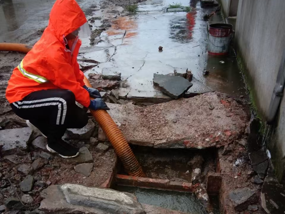 金湾专业清理污水池 炜誉市政以规范流程守护城市 “肠道”