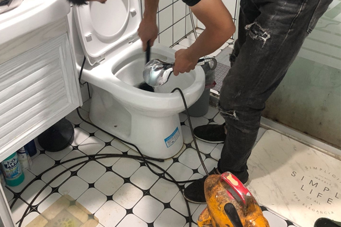 金湾马桶堵塞自己疏通还是找师傅?专业上门服务让你省时更省心